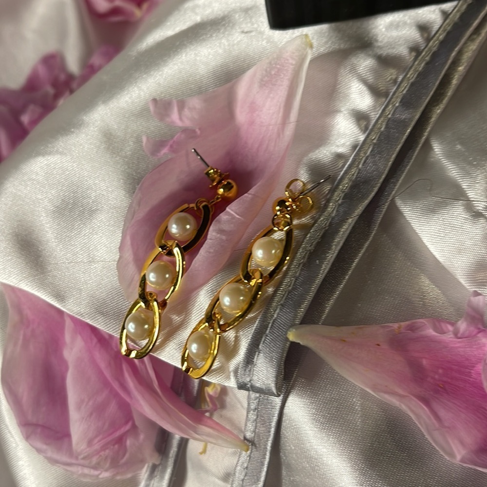 Vintage 1993 Avon “Pearly Drop” pierced earrings Faux Pearl/Gold Tone - Picture 3 of 5